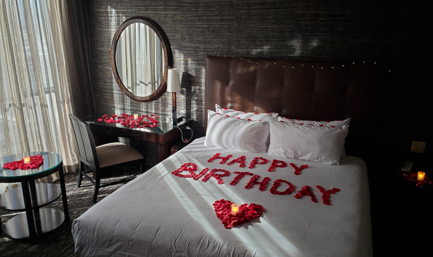 Luxury Romantic DecorationsAnniversary Gift Box with Bedding and Card 